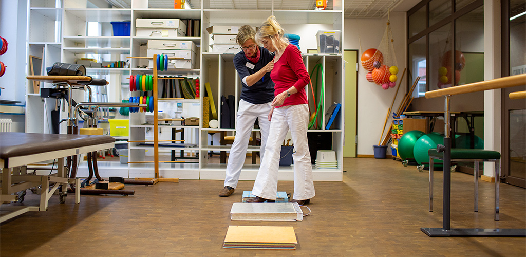 Patientin bei der Physiotherapie in der KRH Geriatrie Langenhagen.